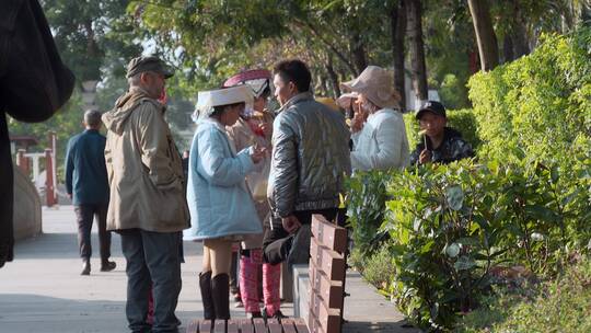 云南边境河口和瑶族聊天游客