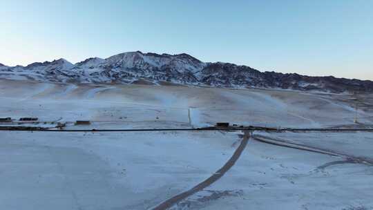 航拍冬季新疆赛里木湖雪山冰湖蓝冰日照金山