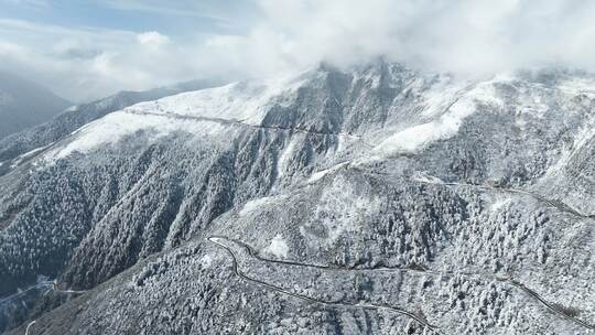 雪山蜿蜒公路航拍素材