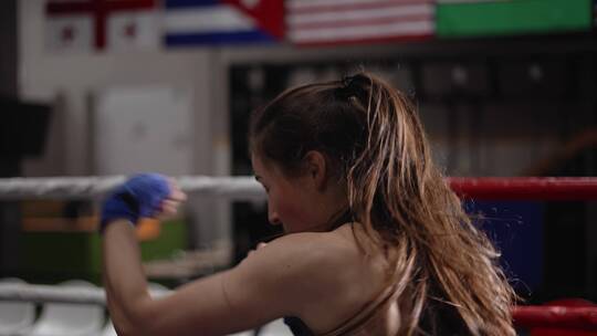 女拳击手在拳击场练习出拳视频素材模板下载