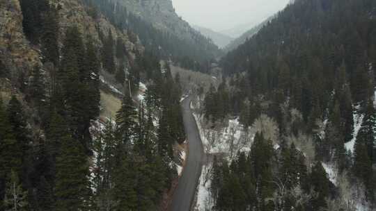 美国福克峡谷的新鲜雪落在山景上