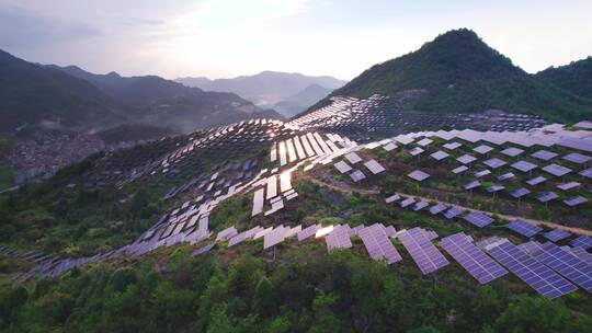 航拍山坡光伏太阳能发电场