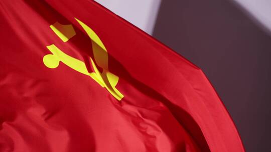 鲜艳的红色中国共产党党旗风中飘扬