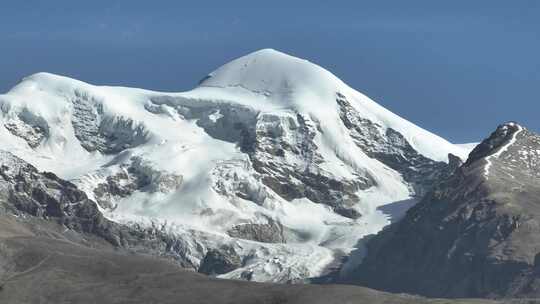 长焦下的西藏念青唐古拉山脉雪山山峰景观