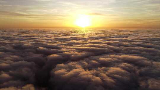 在日落时飞越云层