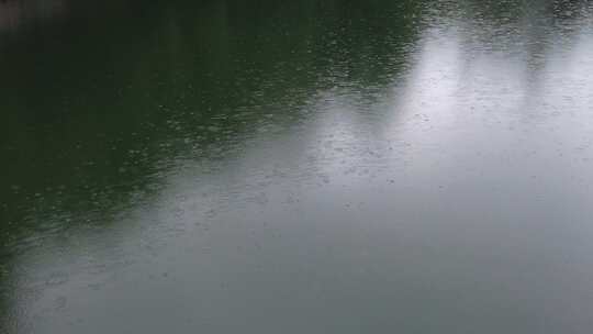 蓝色湖面阴雨绵绵雨滴实拍