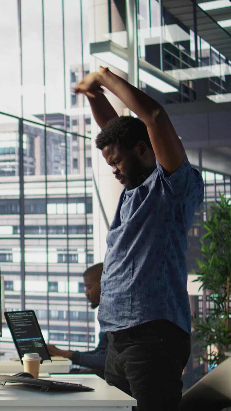 垂直视频疲劳的工人在使用AI一整天后放松