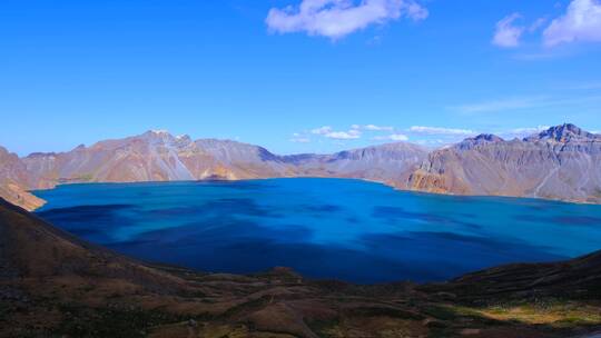 吉林长白山天池蓝色湖泊与蓝天白云唯美风光
