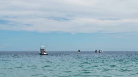 风平浪静的海面上的渔船