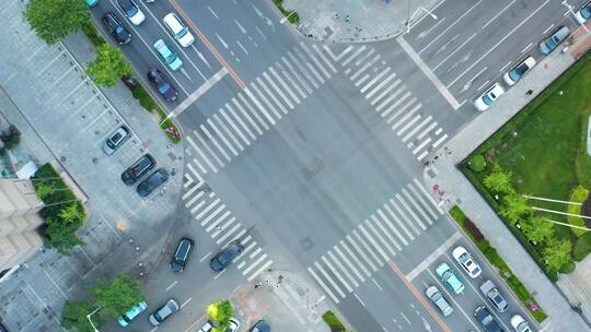 航拍十字路口上升下降道路交通车流