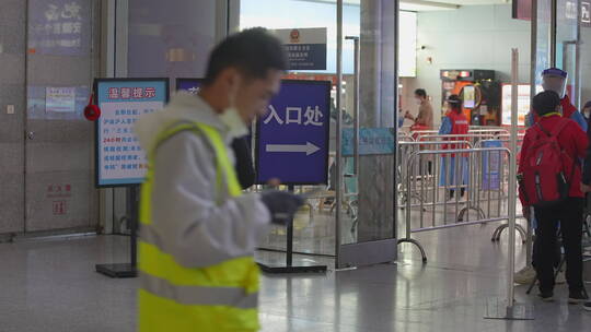 上海虹桥高铁站人群出站核酸检测