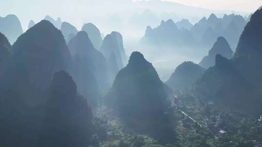 航拍桂林漓江山水风光雄伟壮阔的群山