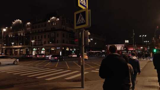 城市夜间的道路交叉口