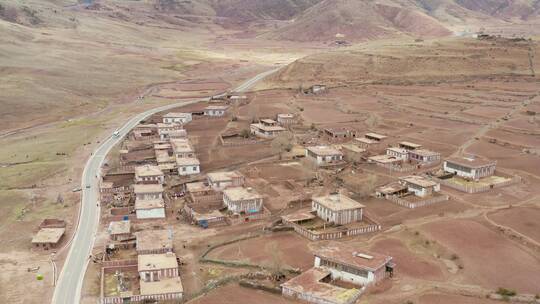 西北藏北高原荒凉红土地小镇高清航拍素材