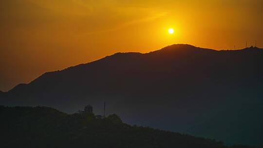 香山落日太阳缓慢落下