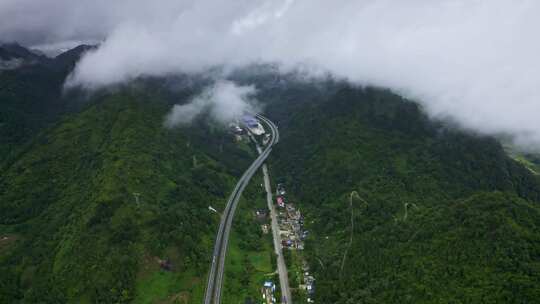 航拍云雾山川乡村道路高速公路