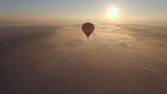 云层背景下漂浮的热气球视频素材模板下载