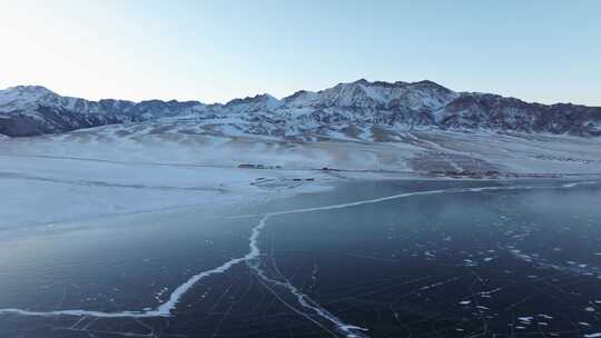 航拍冬季新疆赛里木湖雪山冰湖蓝冰日照金山