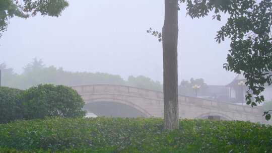 江苏苏州姑苏寒山寺江南水乡下雨季游客风景