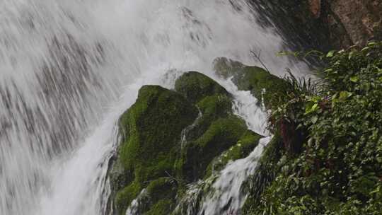 山涧石头青苔瀑布流水特写镜头