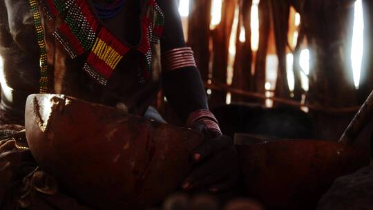 非洲部落的女人在做饭