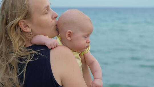 在海边的母亲和婴儿