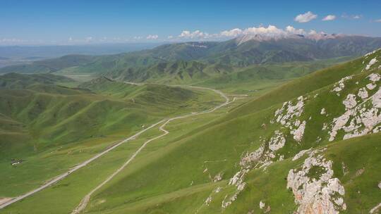 甘肃甘南夏河县桑科草原公路自然风光