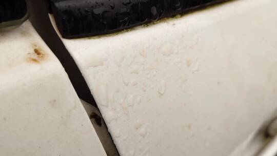 雨天汽车车窗上雨水雨滴