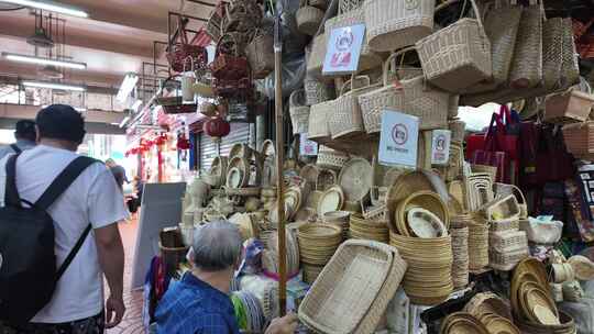 摆满手工藤编篮的店铺内景