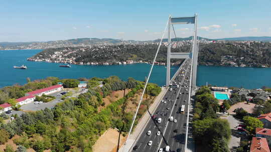 Fatih Sultan Mehmet大桥和汽车交通的鸟瞰图