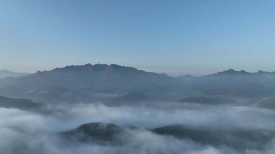 航拍晨雾迷漫的大山