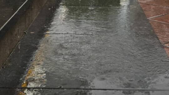 夏天大雨，雨滴慢动作