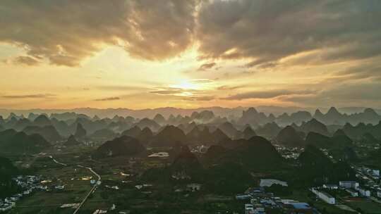 夕阳下的乡村与群山远景