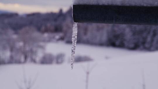 森林雪地里的小屋