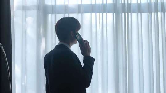 男子打电话背影