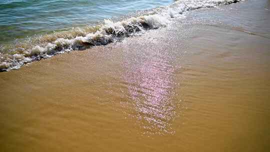 海岛阳光下海浪浪花冲刷沙滩