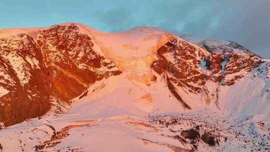 航拍川西横断山脉勒多曼因雪山日照金山风光