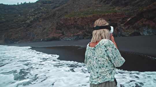 女人，VR耳机，特内里费岛，海滩