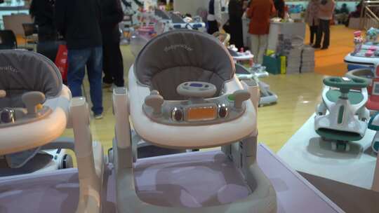 婴儿学步车展示
