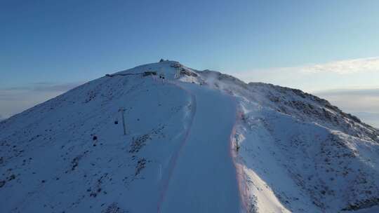 航拍新疆阿勒泰冬天滑雪场单板滑雪