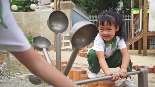 幼儿园小孩子们玩耍视频