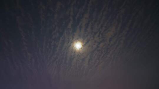 夜晚天空月亮辐辏状高积云月华