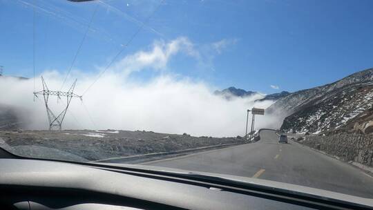 藏区云雾公路风景