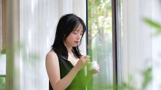 女生惬意享受阳光下午茶