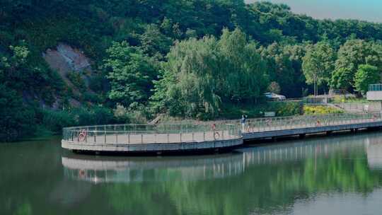 女孩在湖边民俗度假感受大自然山水风光