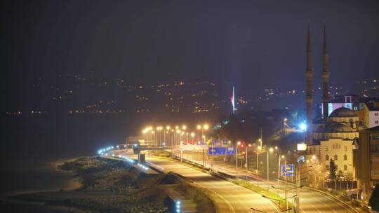 海滨附近道路上的城市夜灯