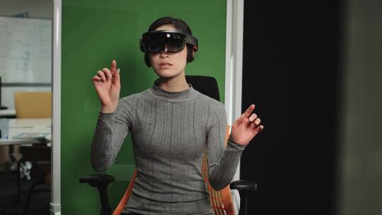 女性在体验VR虚拟实验