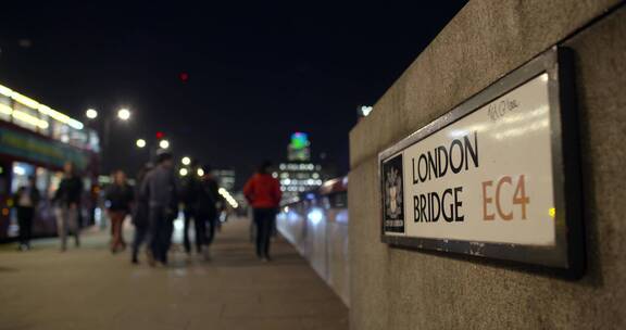 夜间伦敦桥的标志