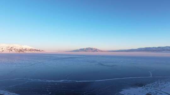 航拍冬季新疆赛里木湖雪山冰湖蓝冰日照金山