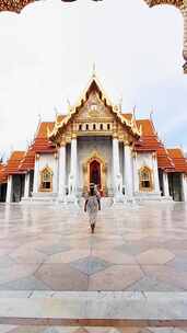 泰国亚洲妇女参观泰国曼谷的Wat Benchamabopit寺曼谷的大理石寺